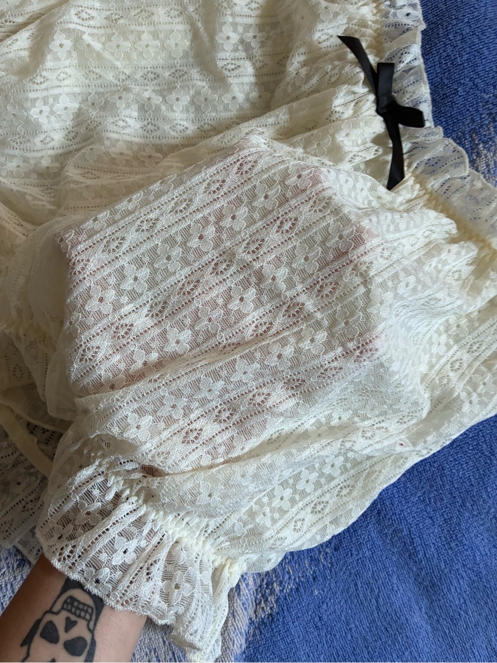 Cream Lace Ruffled bloomers with Bow - Picture 5 of 7